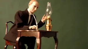 Păpuşă mecanică reprezentându-l pe Putin în timp ce semnează anexarea Crimeei, scoasă la licitaţie - VIDEO