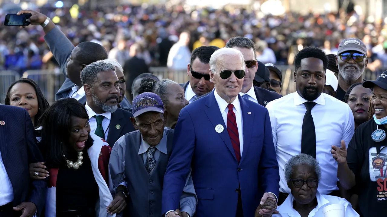 Popularitatea preşedintelui Biden s-a îmbunătăţit semnificativ în ultimele luni 