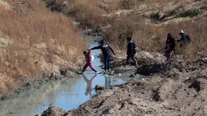 Administraţia Joe Biden începe să admită în SUA imigranţi blocaţi la frontiera cu Mexicul 