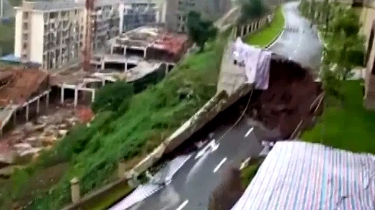 Momentul TERIFIANT în care un drum s-a PRĂBUŞIT în China. Camerele de supraveghere au surprins totul | VIDEO 
