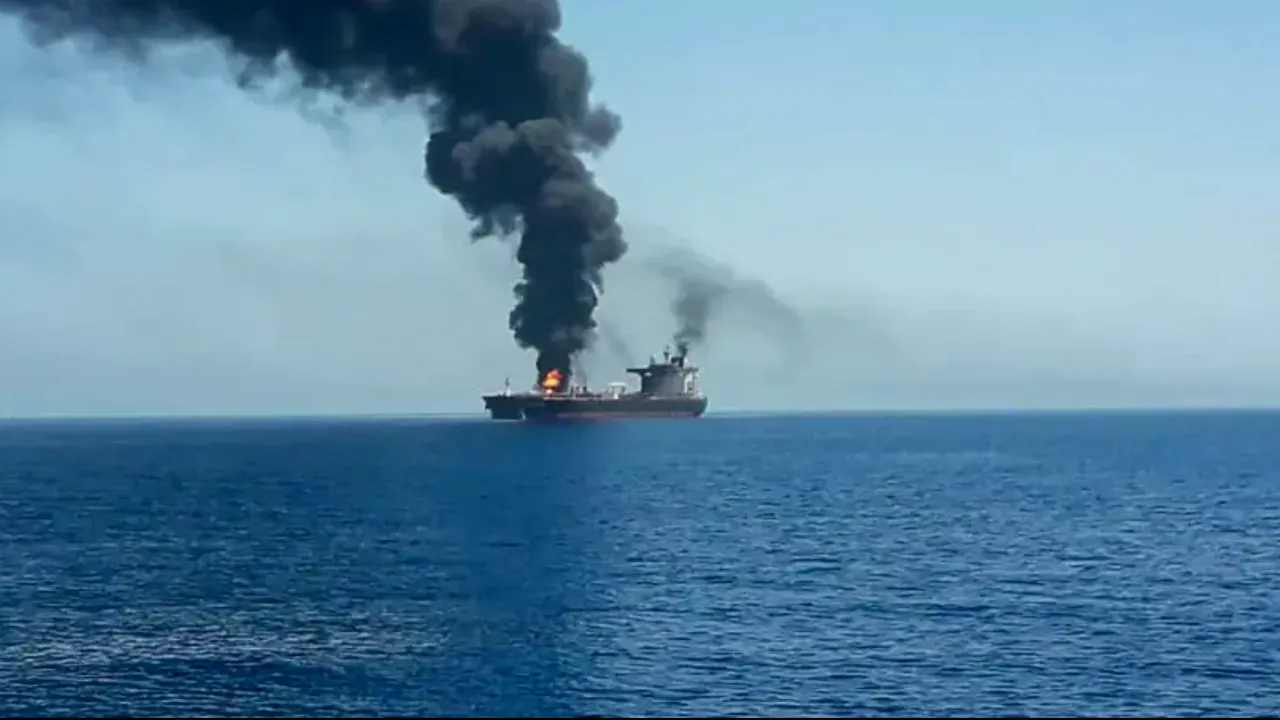Un petrolier arde în Marea Neagră, la aproape două săptămâni după un aparent atac rusesc