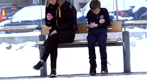 ”Acţionezi când cineva are nevoie de ajutor?” Cum reacţionează oamenii când văd un copil tremurând de frig - VIDEO