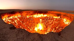 Turkmenistan vrea să închidă Poarta Iadului, un crater de foc vechi de jumătate de secol

