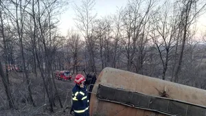 Accident feroviar în Mehedinţi: Patru vagoane care transportau MOTORINĂ au deraiat/ Circulaţia este BLOCATĂ în zona Balota | FOTO, VIDEO