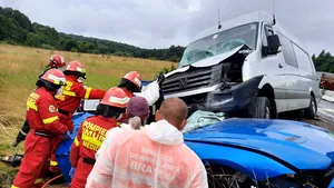Accident pe DN 1, între o maşină şi un microbuz cu 7 persoane la bord. Unul dintre şoferi a suferit leziuni grave