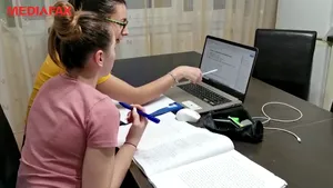 ZF: Şcoala online, în cifre. Studiul IRES contrazice Ministerul Educaţiei şi dezvăluie procente îngrijorătoare