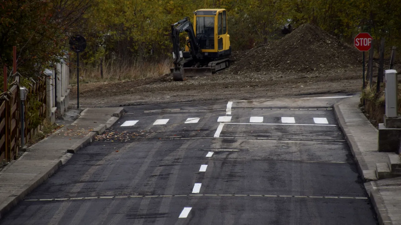 Oraşul unde o stradă proaspăt asfaltată se termină în câmp, cu o trecere de pietoni. Reacţia primarului 