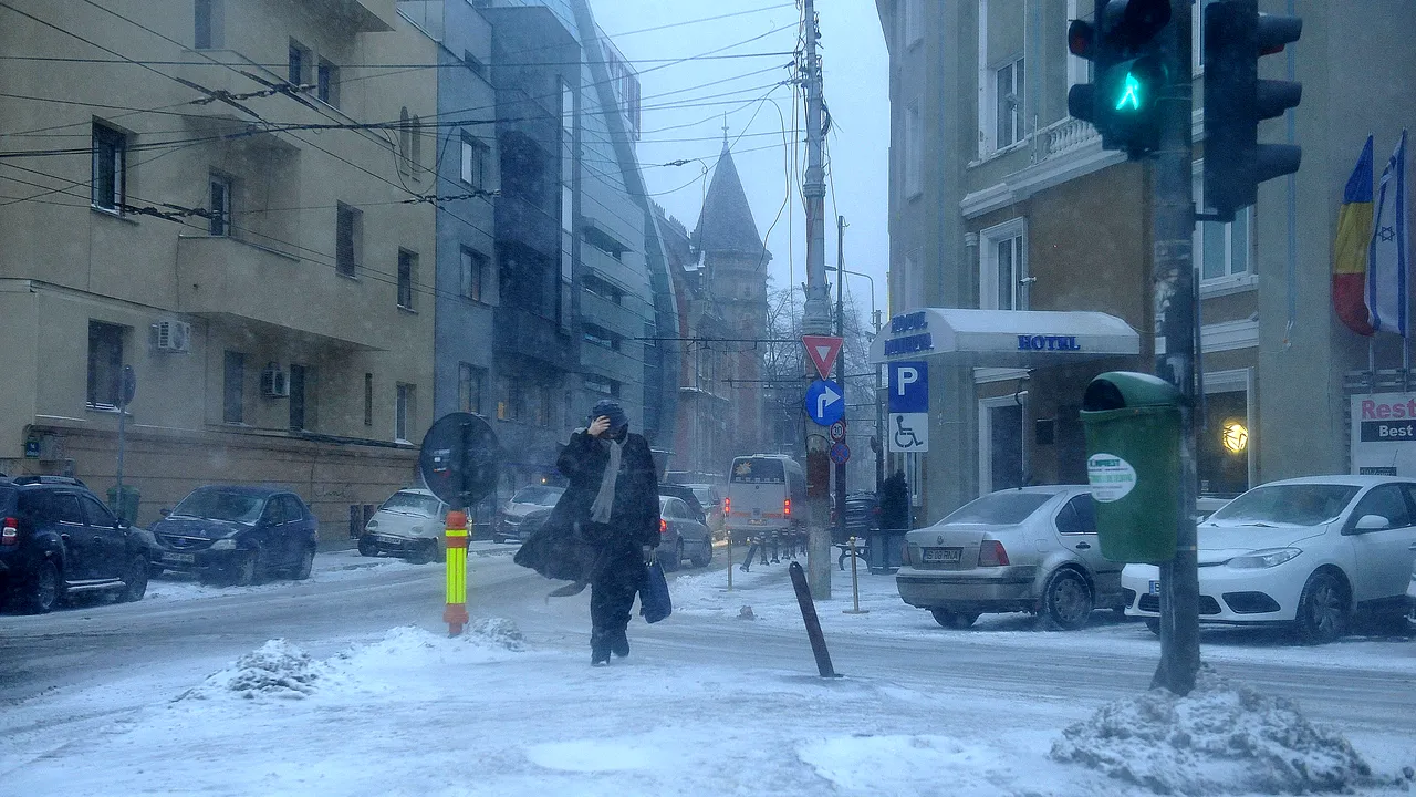 Traficul rutier în Bucureşti, după două zile de ninsoare. PMB: Arterele principale, deszăpezite în proporţie de 95%. Care este situaţia pe străzile secundare