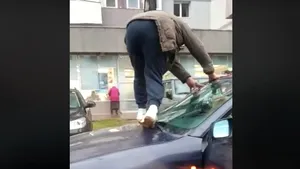Bărbat surprins în timp ce escaladează propria maşină, pentru a ocoli bălţile formate după ploaie. Imaginile au ajuns virale. VIDEO