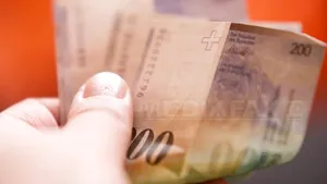 ANALIZĂ privind creditele în franci elveţieni: Nicio bancă nu a avertizat clienţii asupra riscului la creditele în valută