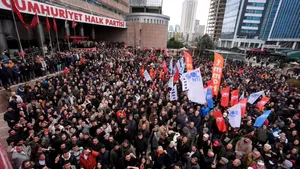 Mii de turci protestează la Istanbul pentru a doua noapte consecutivă după arestarea primarului