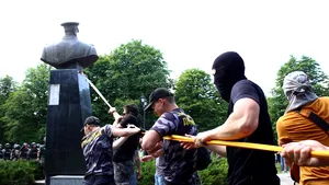 Bustul unui erou sovietic din cel de-al Doilea Război Mondial a fost demolat în Harkov 