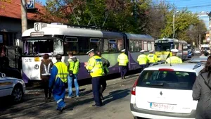 ACCIDENT GRAV în Timişoara: 17 persoane, rănite după ce o cisternă a lovit un tramvai, în faţa Spitalului de Copii.  Traficul a fost reluat