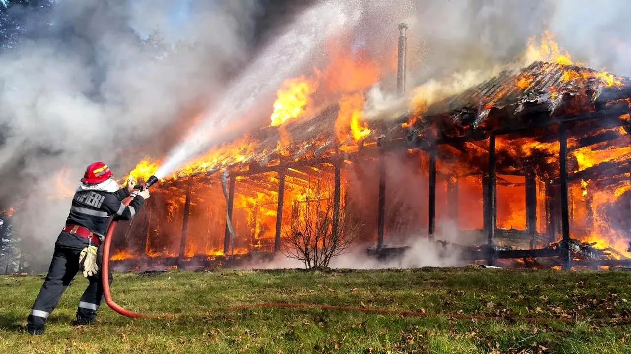 Casa parohială Şinca Veche a fost distrusă într-un incendiu - FOTO