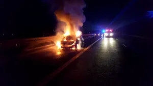 O maşină s-a făcut scrum pe Autostrada Sibiu-Deva. Posibila cauză a incendiului - FOTO