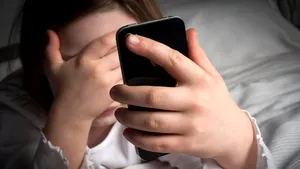 Legea a fost promulgată: Hărţuirea şi ameninţările online, inclusiv publicarea pozelor intime, vor fi considerate violenţă domestică