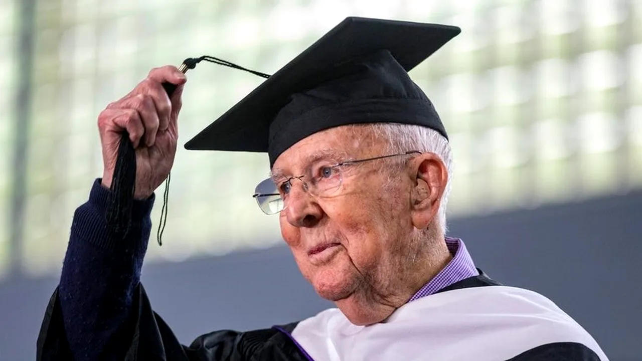A durat 80 de ani, dar a meritat. Un veteran de 101 de ani ajunge la absolvirea colegiului