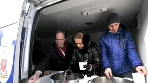 Moş Crăciun a venit la Gara de Nord cu mâncare şi haine pentru oameni ai străzii şi nevoiaşi