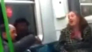 ATAC RASIST virulent în metroul din Londra: O englezoaică jigneşte un pasager timp de trei minute - VIDEO