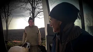 Poveste desprinsă din filme. Un cătun din Galaţi, în viaţă mulţumită unei familii de brăileni. VIDEO