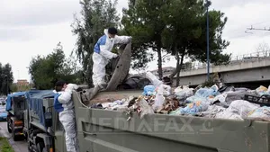 Maşinile de gunoi din Neapole, escortate de agenţi înarmaţi
