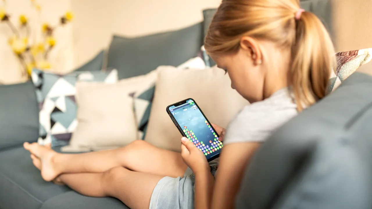 Aplicaţiile educative, ajutor de nădejde pentru părinţi în pandemie. Ce fel de exerciţii îi ajută pe copii să se dezvolte în lipsa socializării