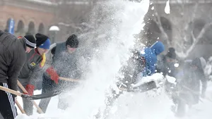 Peste 100 de militari au intervenit pentru înlăturarea zăpezii în Bucureşti, Tulcea şi Constanţa