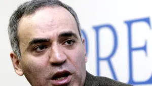 Garry Kasparov, atacat cu o fumigenă în centrul Moscovei