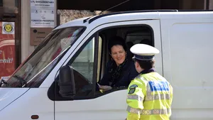 Şoferiţele ”amendate” cu mărţişoare de poliţişti cu ocazia zilei de 1 Martie. FOTO, VIDEO