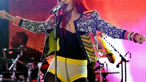 Rihanna, cu părul lung şi într-un outfit sexi la cel mai recent show - FOTO