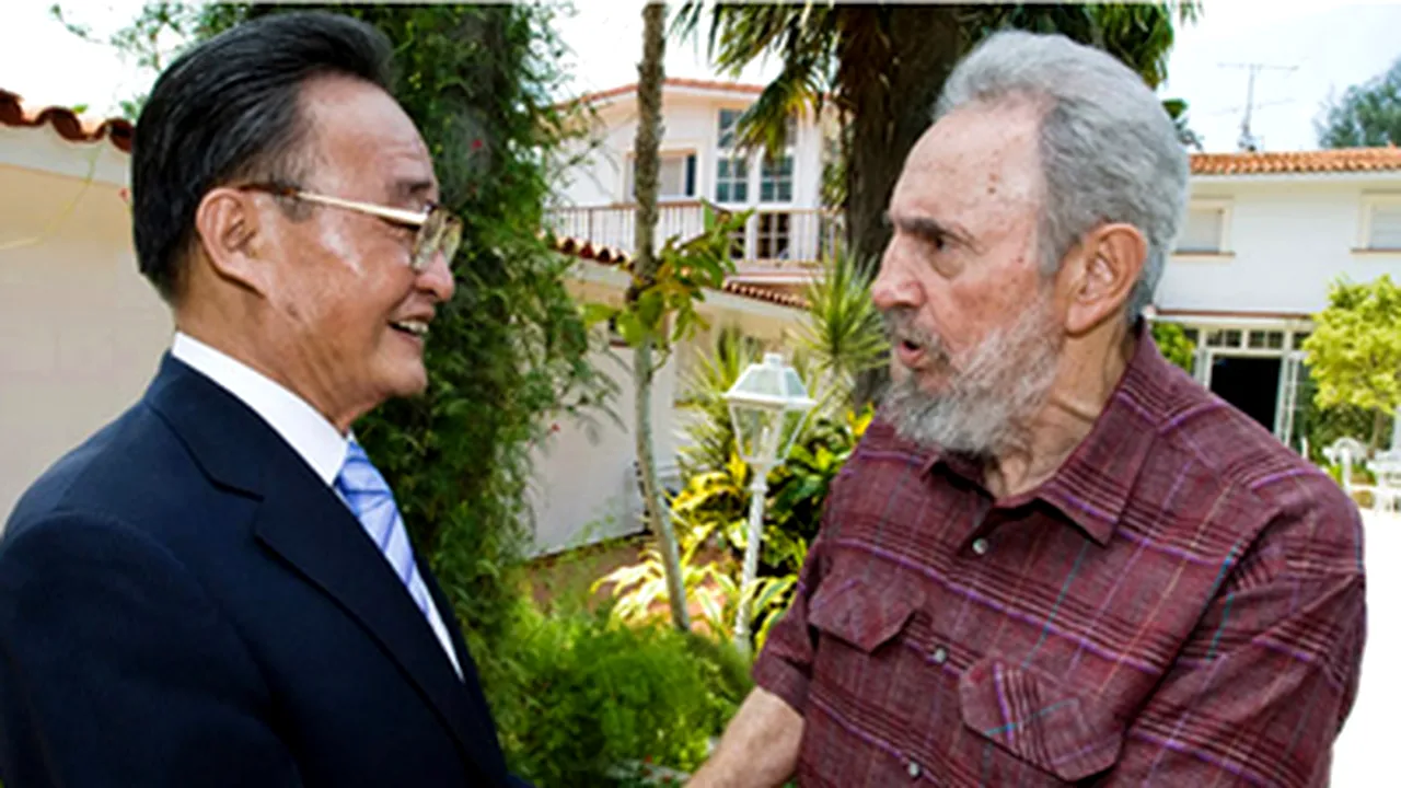 Fidel Castro fotografiat în grădina reşedinţei sale
