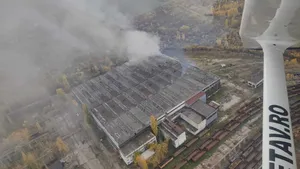 Incendiu într-o hală dezafectată din Ploieşti unde se află reziduuri petroliere
