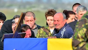 Militarul ucis în Afganistan, înmormântat în prezenţa a peste 500 de persoane