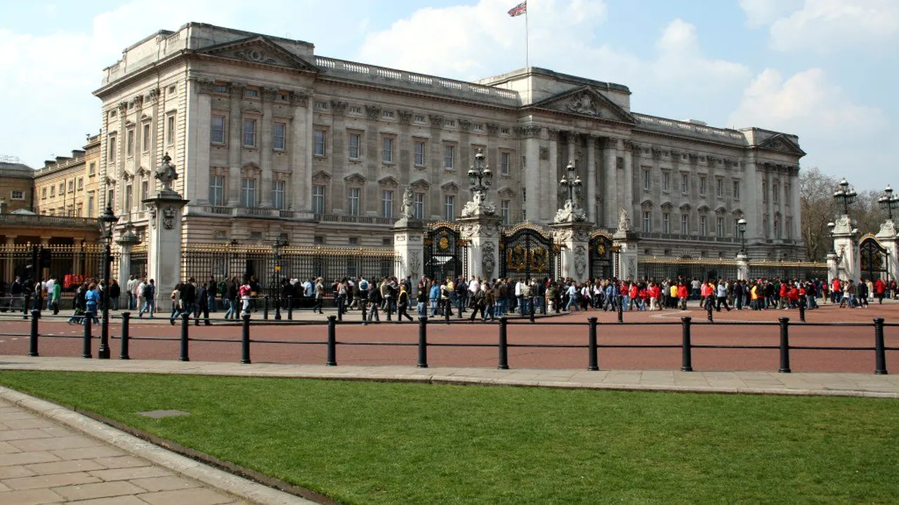 Incident la Londra, la reşedinţa oficială a reginei Elizabeth a II-a: Un bărbat a încercat să intre ilegal în palatul Buckingham