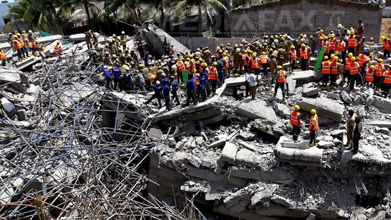 Clădirea prăbuşită în India: Bilanţul definitiv al accidentului este de 61 de morţi - FOTO