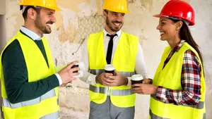 Managerii estimează scăderea numărului de angajaţi în construcţii şi servicii