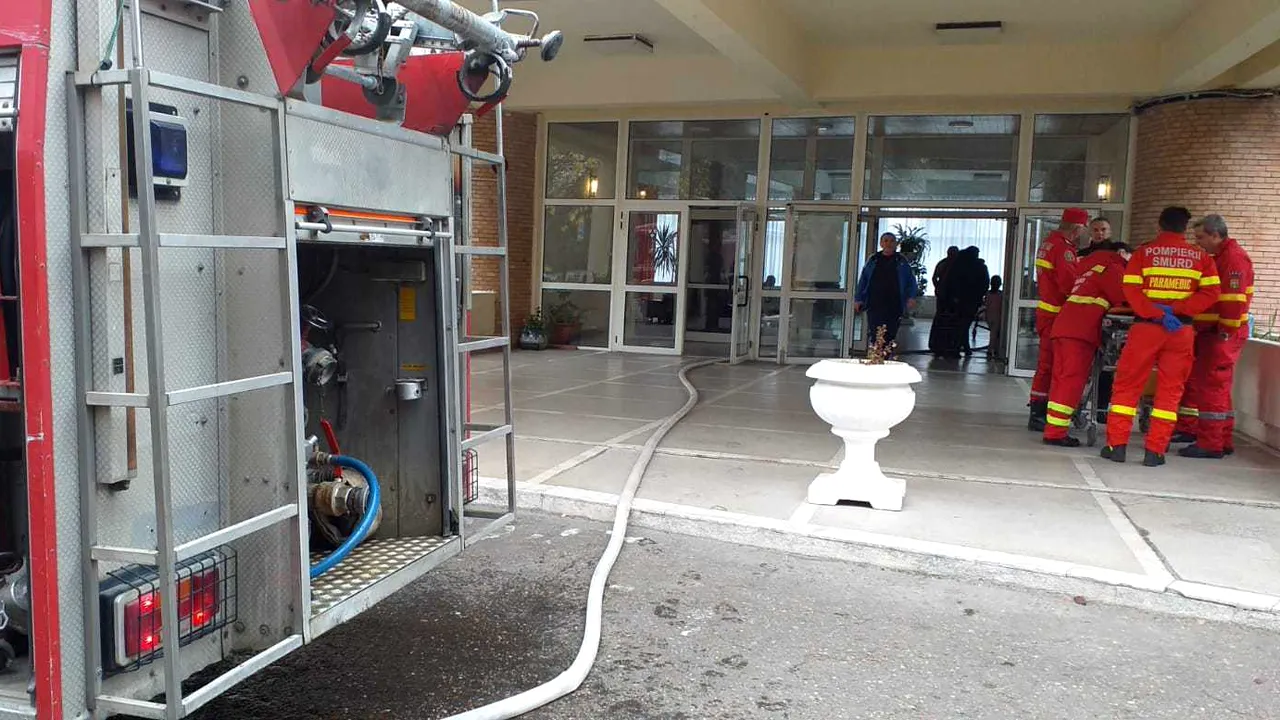 FOTO - Stare de alertă în Băile Felix. Un incendiu violent a izbucnit la un hotel din zonă