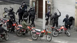 Mai mulţi apropiaţi ai liderilor opoziţiei iraniene au fost arestaţi - presă