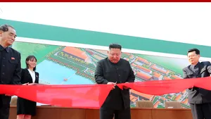 Kim Jong-un a apărut în public pentru prima dată în ultimele 20 de zile. KCNA: ”Oamenii din fabrică au izbucnit în urale”