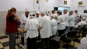 Iaşi: Peste 60.000 de porţii de sarmale au fost împărţite pelerinilor, de Sfânta Parascheva