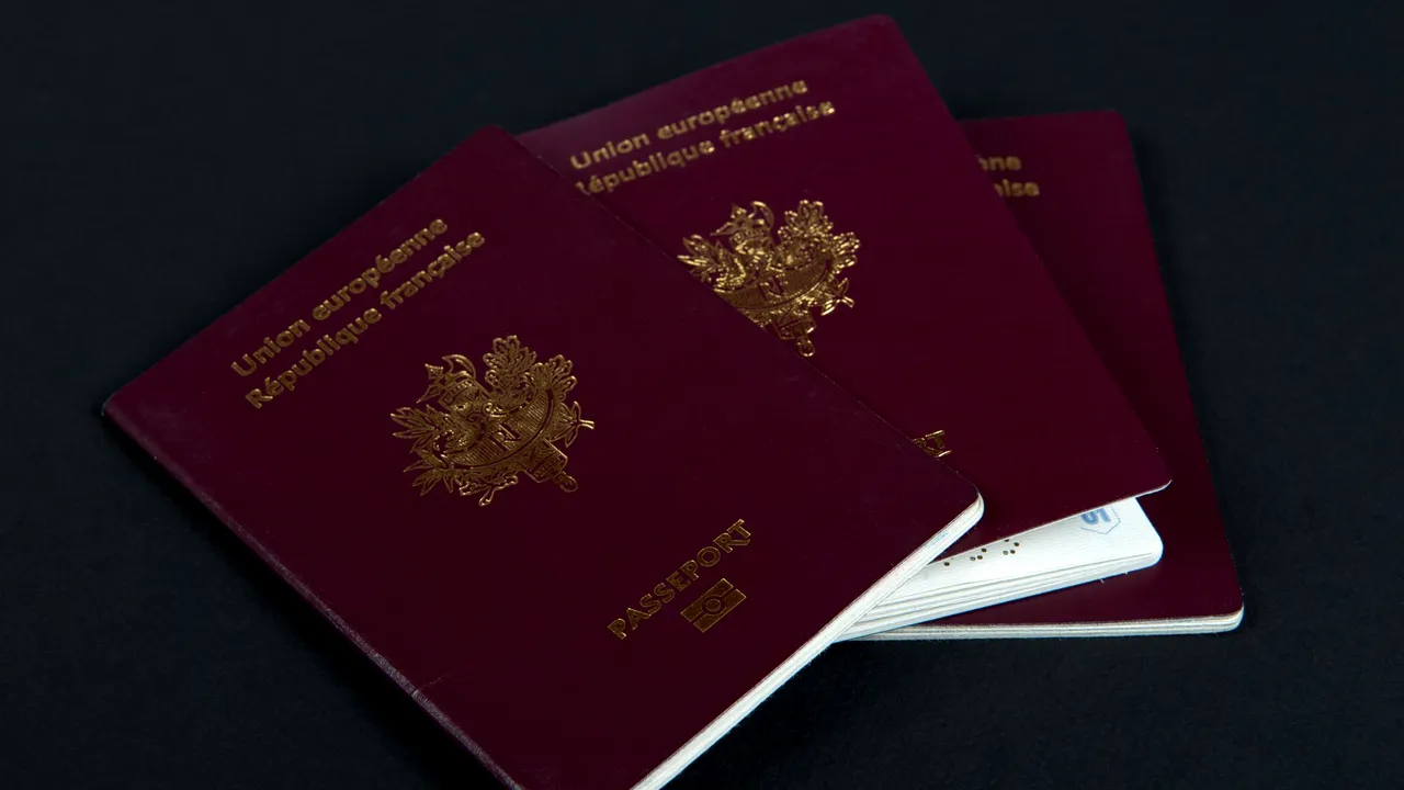Străinii care au lucrat în prima linie a bătăliei împotriva coronavirusului vor avea prioritate la obţinerea cetăţeniei în Franţa 
