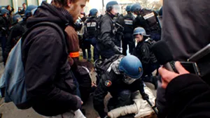 Paris: Intervenţie cu bastoane şi gaze lacrimogene împotriva studenţilor protestatari