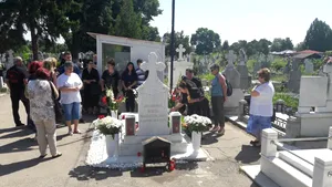 GALERIE FOTO | Zeci de persoane la parastasul organizat pentru Mădălina Manole, la şapte ani de la deces