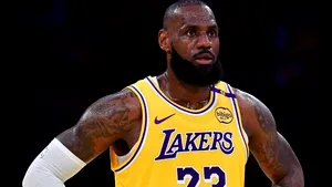 Un nou record pentru LeBron James: Va fi primul baschetbalist din NBA care joacă pentru al 23-lea sezon din carieră