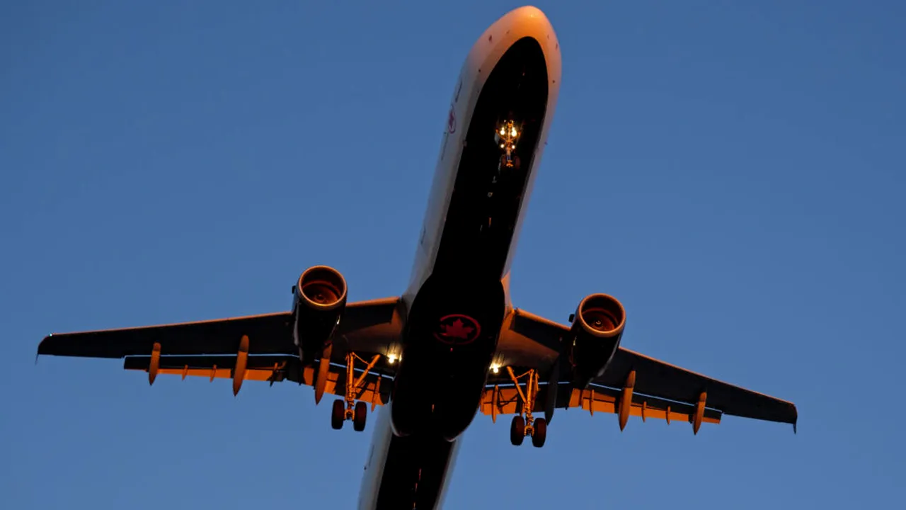 Un fost pilot al Air Canada ar fi pilotat aeronave timp de 16 ani fără să dețină licență