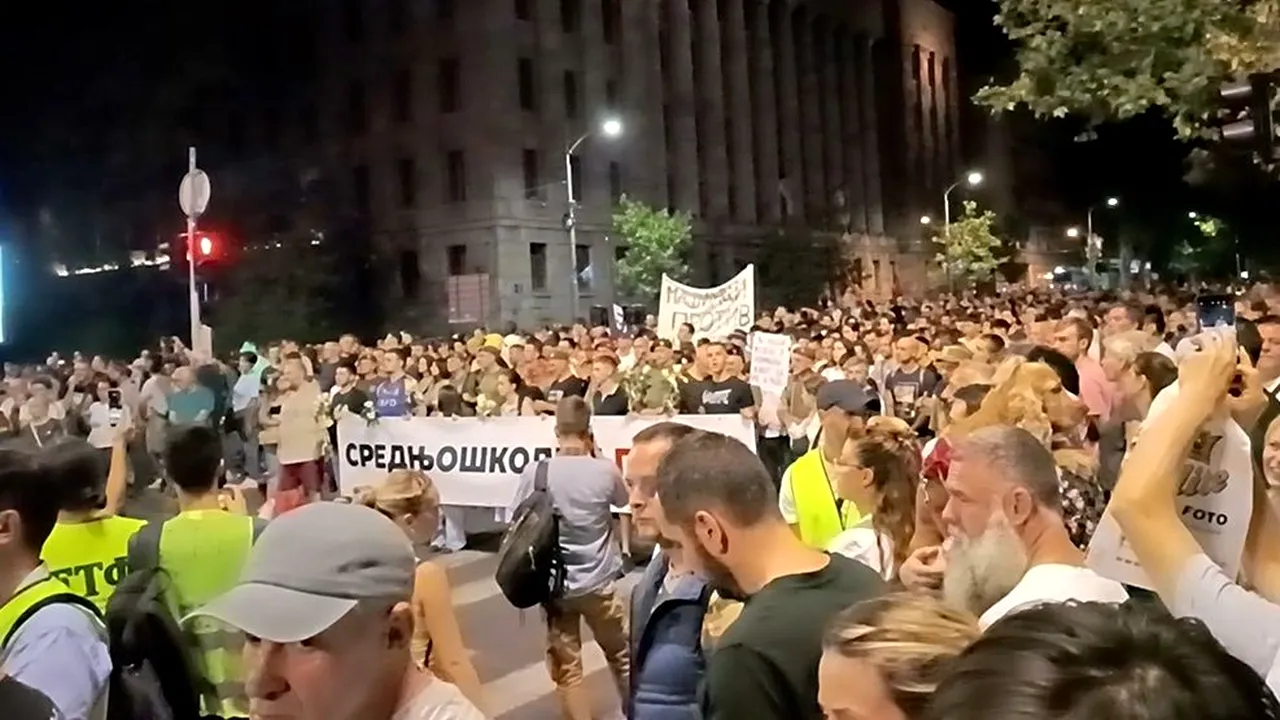 Zeci de mii de sârbi au comemorat victimele de la gara din Novi Sad