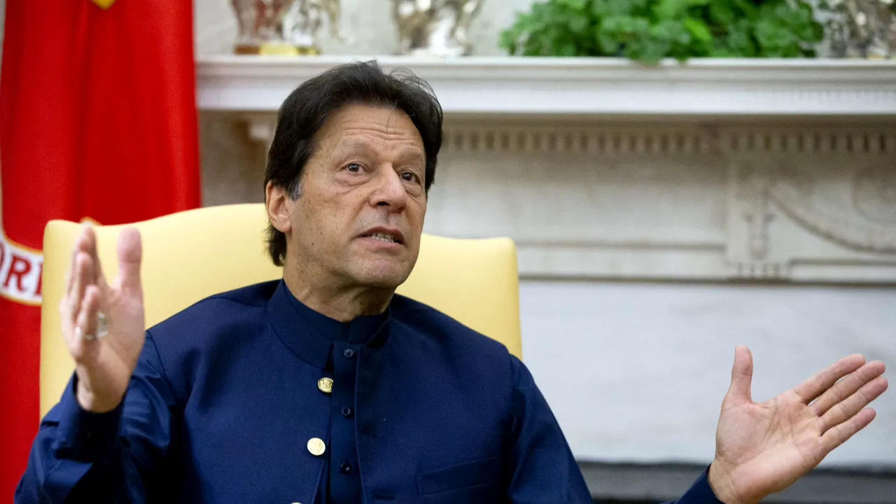 Fostul premier pakistanez Imran Khan, condamnat la trei ani de închisoare pentru corupţie