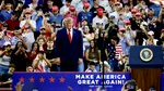 Șeful Audi, pe scenă cu Donald Trump la un miting electoral. Apariția provoacă scandal în Germania
