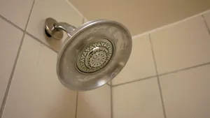 Violenţă în familie din cauza interdicţiei de a face duş. Conflict tată-fiu, cu ameninţări cu moartea, declanşat pe fondul consumului de alcool 