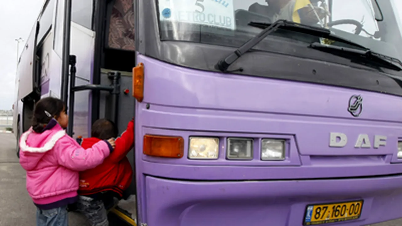 O familie de români, în autocarul întors din drum, în Fâşia Gaza